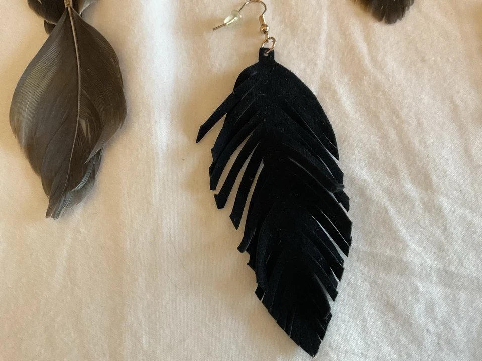 Juego 2 Pendientes Plumas Hombro Largo Cuero Boho Negro Gris Dorado Flecos Cuelgan Foto 3 de 4