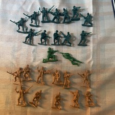 VTG Plastic Army Men 12 Dark Green, Two Light Green And 11 Tan Men