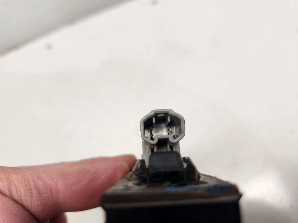 Toyota Sienna LE 2005 botón de escotilla trasero y luces de matrícula Foto 3 de 4