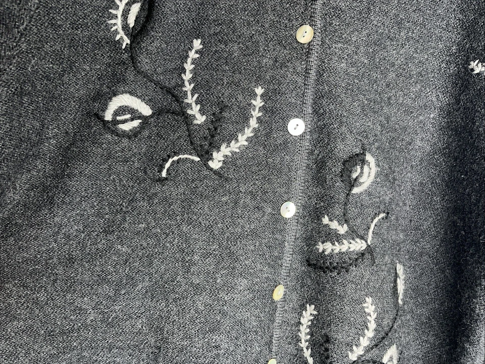 Cárdigan Karen Scott de lana pura para mujer talla grande gris bordado Foto 4 de 4