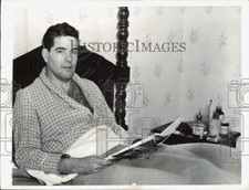 1941 Press Photo Yale Football Coach Emerson (Spike) Nelson in Bed, Sick