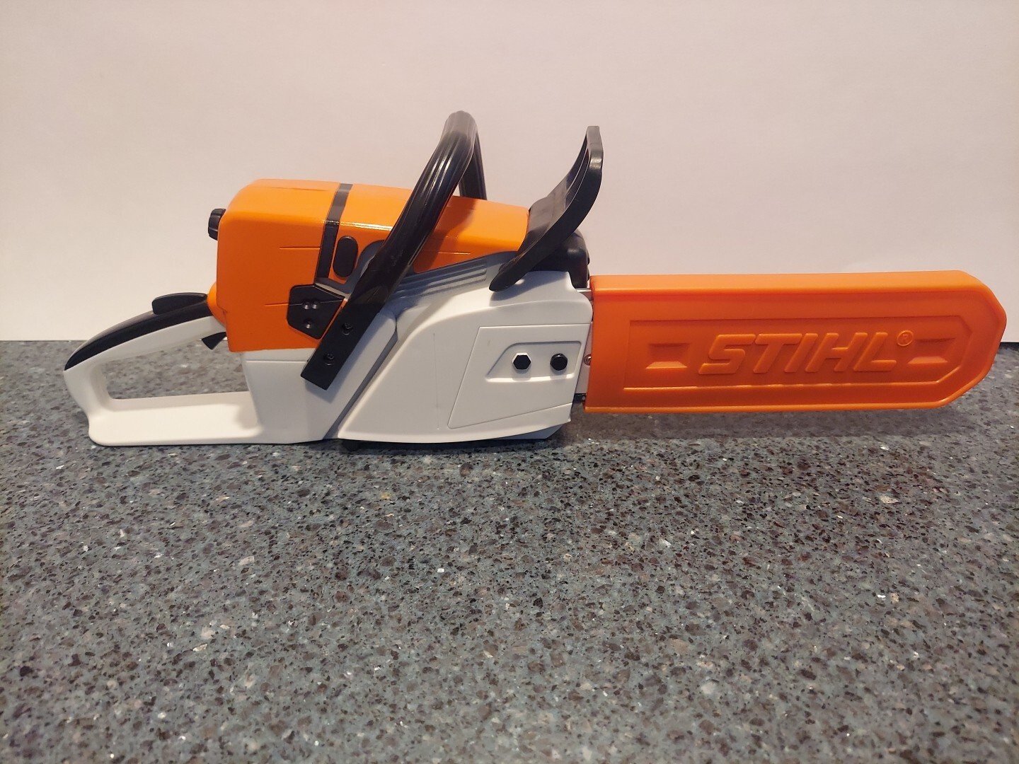 STIHL CHILDS TOY CHAINSAW WITH SOUNDS & MOVING RUBBER CHAIN AND GAURD