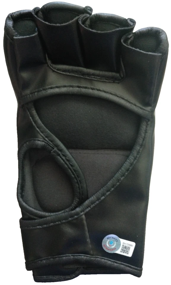 Luva Junior dos Santos UFC assinada/autografada com certificado de autenticidade Beckett - Imagem 2 de 4