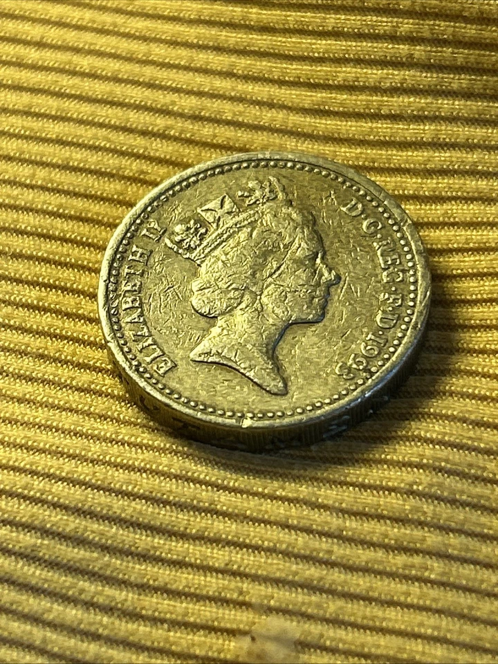 *1993 Royal Arms One Pound Coin British Elizabeth II “DECUS ET TUTAMEN” - Image 3 of 4