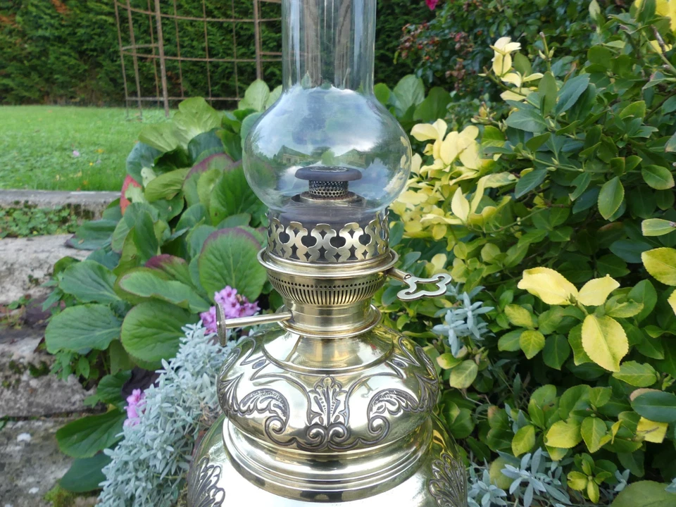 Grande LAMPE à pétrole ANCIENNE en laiton BEAU DECOR fonctionne HAUTEUR  58cm - Photo 3/4