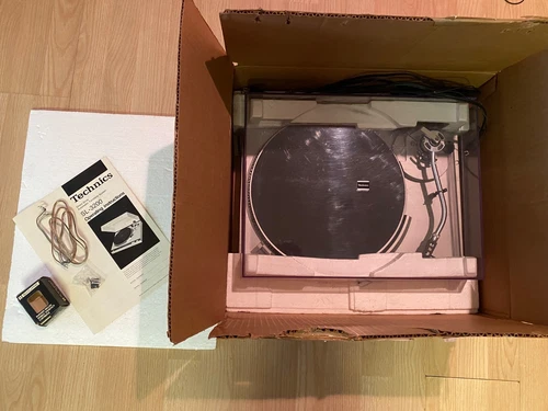 Technics SL-3200 Turntable in original box, with original manual, Great