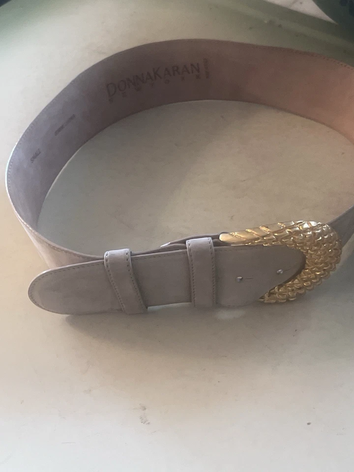 Cinturón ancho vintage de cuero italiano de gamuza Donna Karan años 90, hebilla dorada, talla M Foto 3 de 4