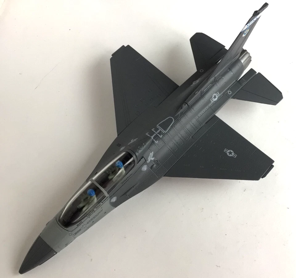 Air Force 1 модели F-16D Fighting Falcon «Оскар Кеннеди» 1:72 литой снят с производства - Изображение 3 из 4