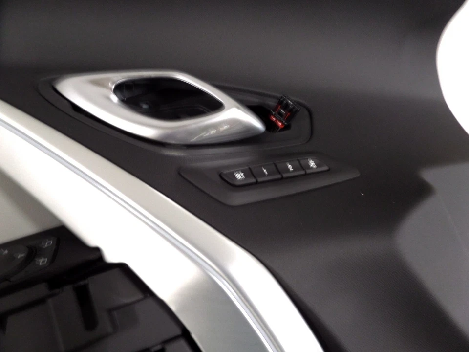 84454804 Panel de puerta lateral izquierda del conductor gris Chevrolet Camaro LS LT SS ZL1 2020 Foto 3 de 4