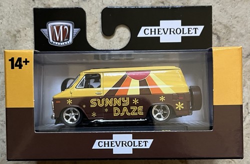 M2 Machines Sunny Daze 1971 Chevrolet Van G10 R78 24-33