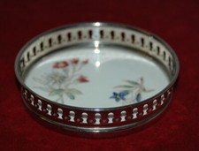 alter Keramik Untersetzer mit Metallmontur f&uuml;r Glas - Blumen Motiv