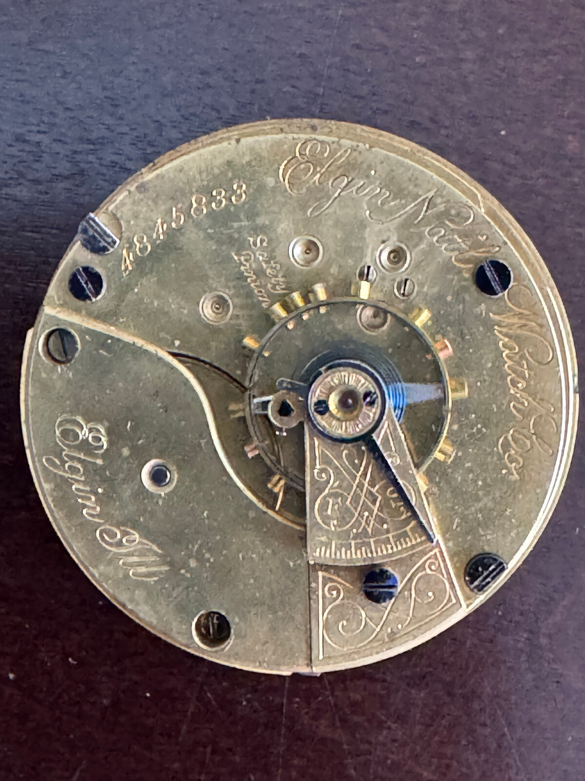 VINTAGE 18 SIZE ELGIN POCKET WATCH MOVEMENT GR. 73 KEEPING TIME GILT MOVEMENT