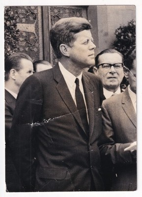 JOHN F. KENNEDY am 25. JUNI 1963 in Frankfurt am Main vor dem ''RÖMER'', SW FOTO