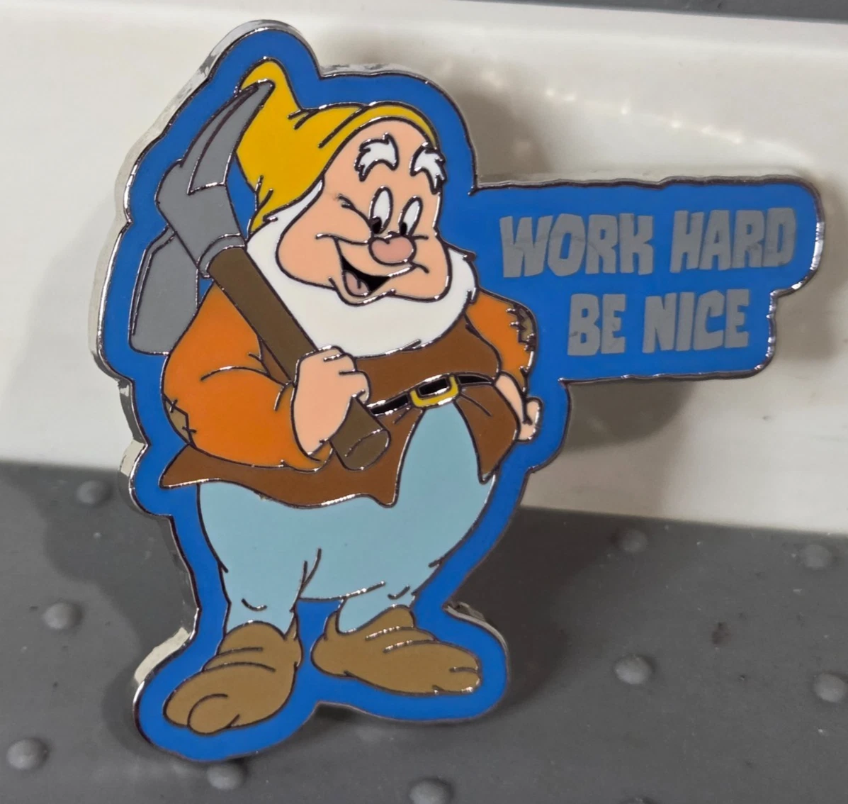 Disney Parks Snow White & the Seven Dwarfs HAPPY ''Work Hard Be Nice'' Pin