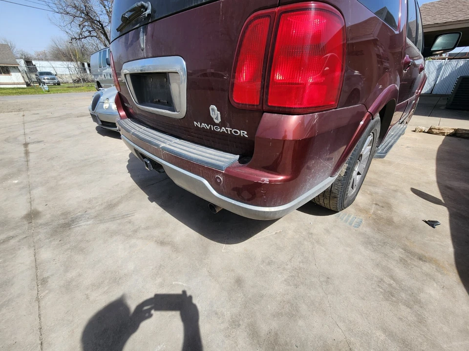 2003 2004 2005 2006 LINCOLN NAVIGATOR REAR BUMPER - Image 2 of 3
