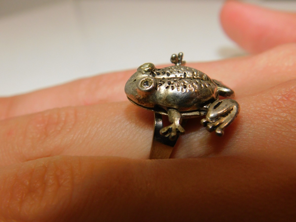 Movable Frog Bullfrog Silver tone Rhinestone eyes size 8 Ring 5g