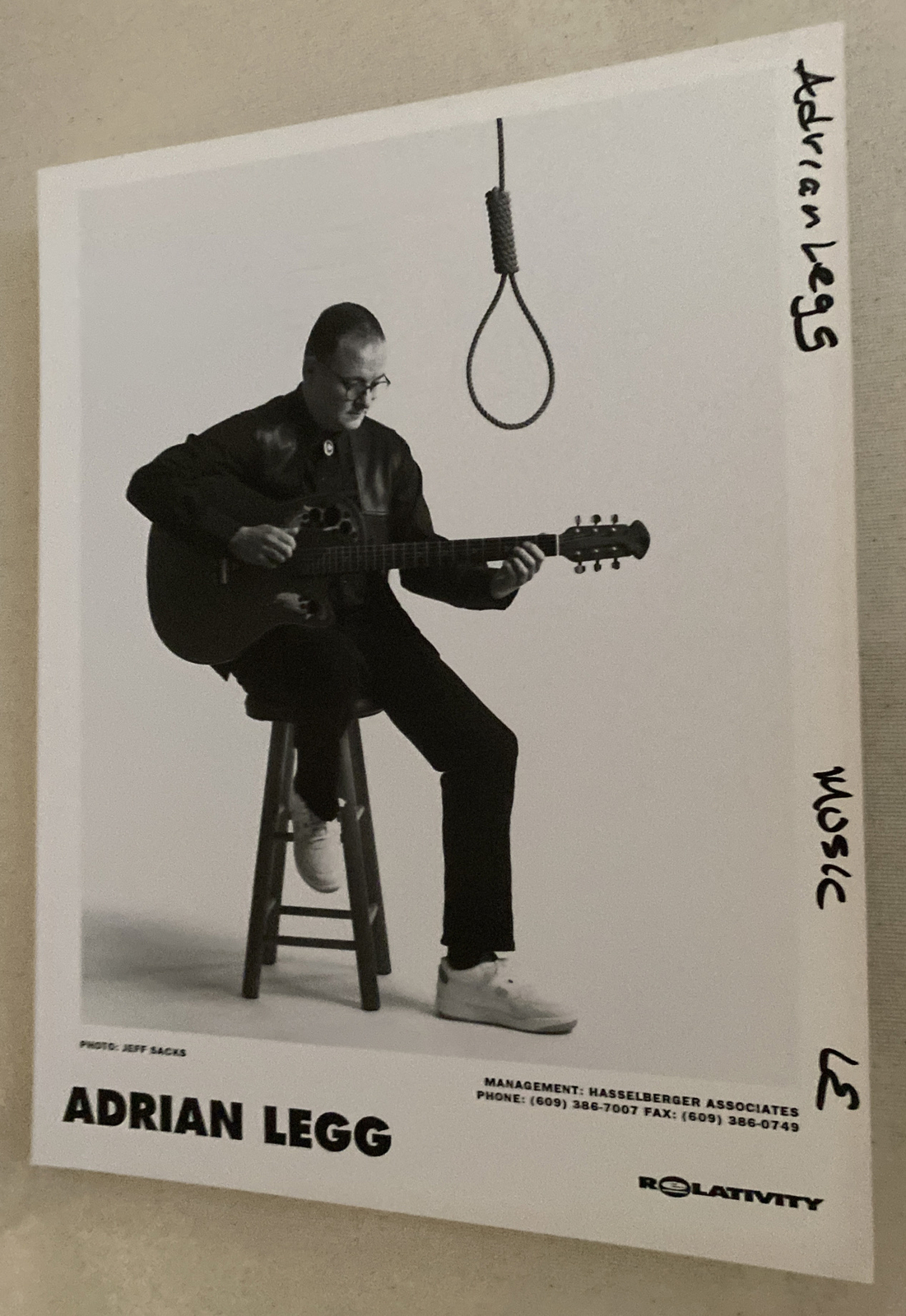 Foto de prensa de Adrian Legg 8x10”. Relatividad, ver descripción.