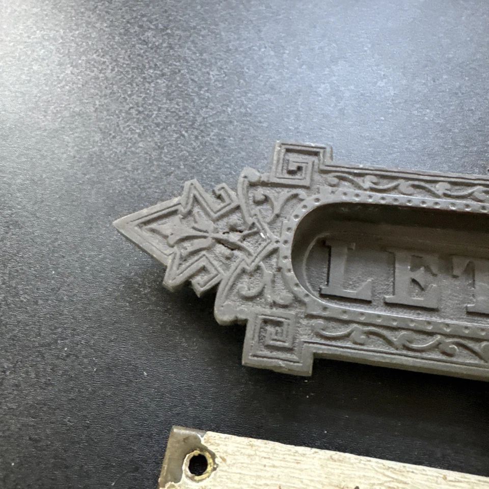 Letras/papéis vitorianos antigos de latão 8-1/8” X 3-1/8” - Imagem 3 de 4