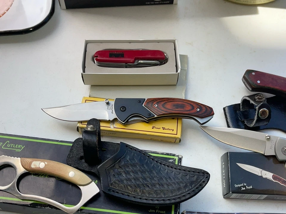 Cuchillo Frost Cutlery Cat Skinner y otros seis con fundas y más Bowie original Foto 2 de 4