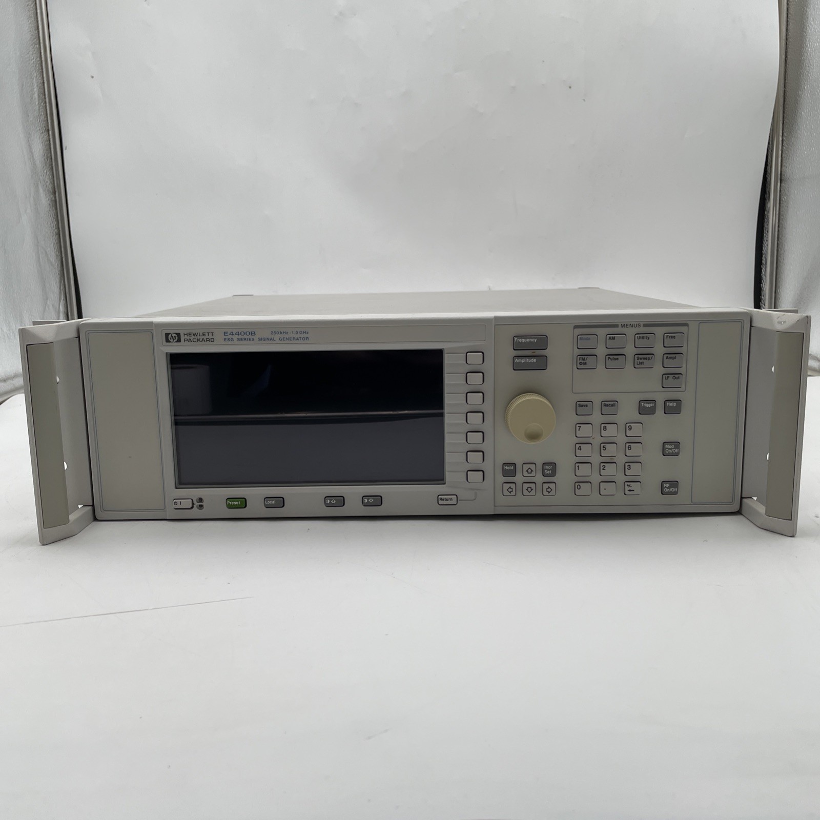 Agilent E4430B ESG-D Series Signal Generator 250kHz-1.0GHz, 240VAC