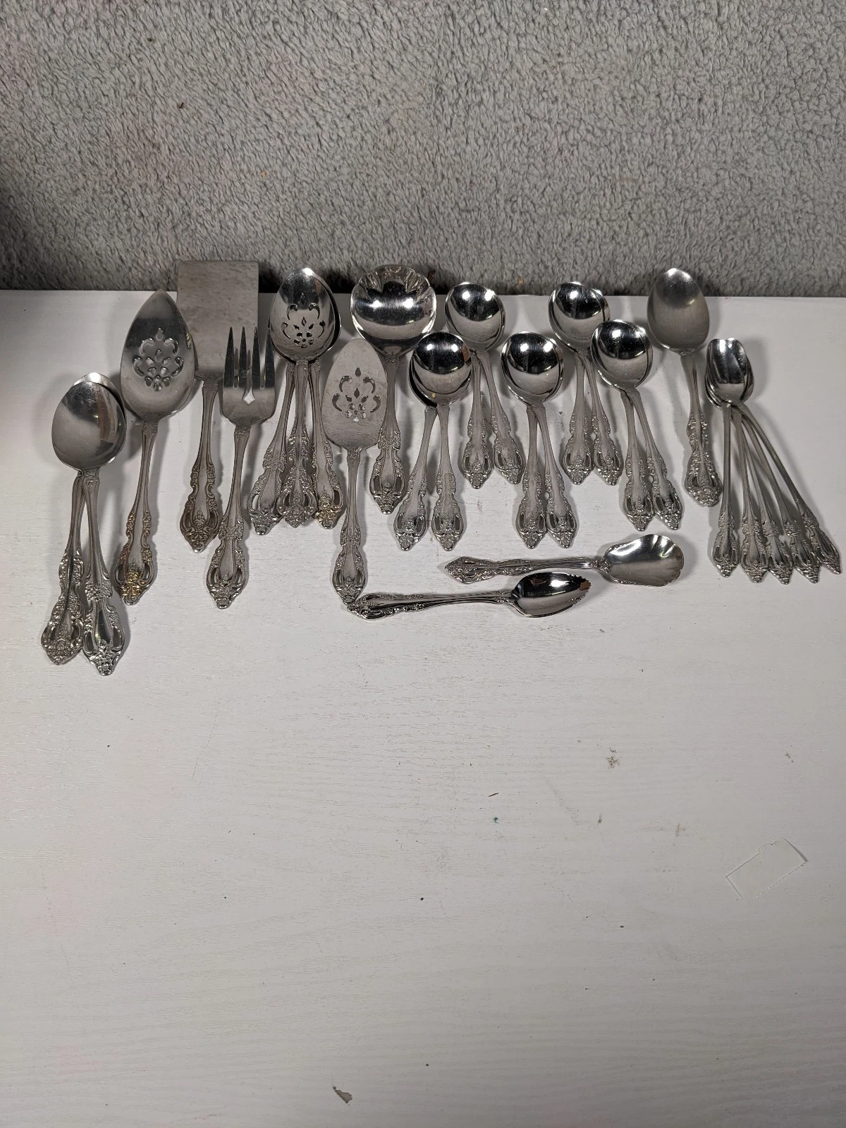 Set 28 Oneida Distinction Deluxe Stainless Tableware Silverware Spoons Serving