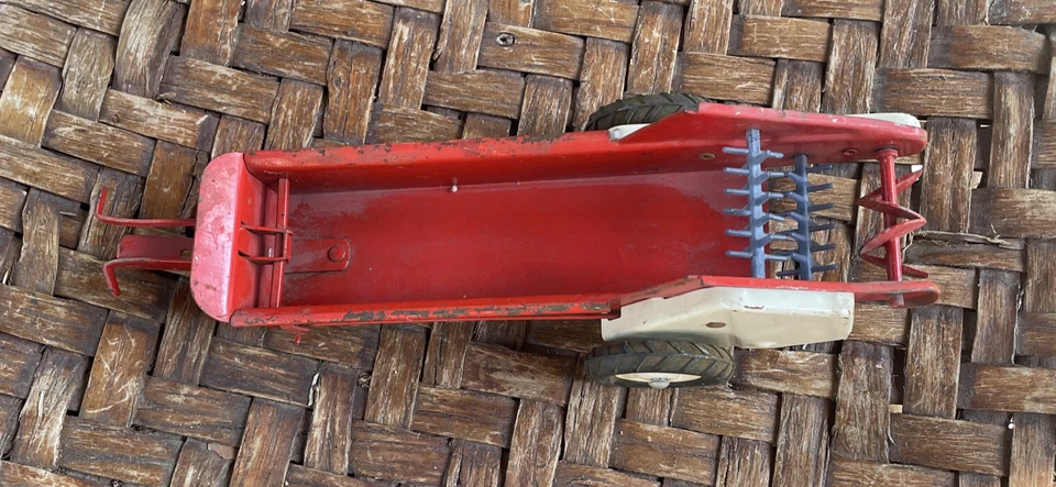 Vintage Tru-Scale Metal Red & White Die Cast Toy Farm Manure Trailer Only 10.5" - Image 2 of 4