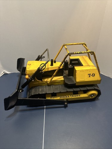 1974-1975 Mighty Tonka T9 Dozer . Pressed Steel . 17
