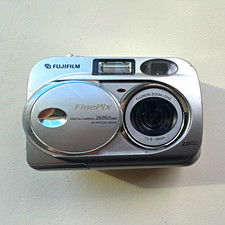 Fujifilm FinePix 2600Zoom Silver Compact Digital Camera 2.0MP 3x Zoom USB