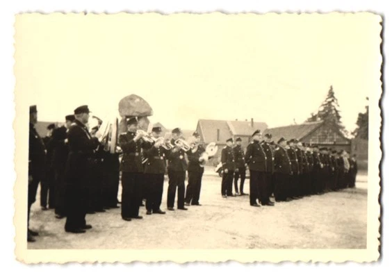 7 Fotografien Feuerwehr Umzug / Festzug mit Trommel, Uniform, Parade - Bild 2 von 4