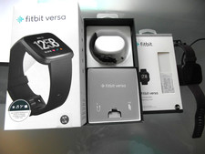 Fitbit versa in schwarz.