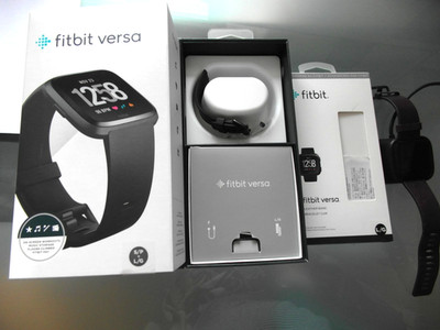 Fitbit versa in schwarz.