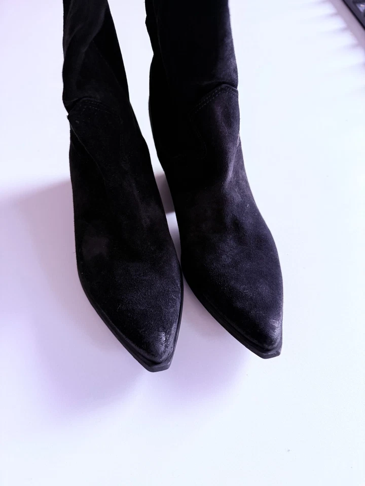 Bota hasta la rodilla Zigi Valezka casi nueva $350 en gamuza negra talla 38 Foto 3 de 4