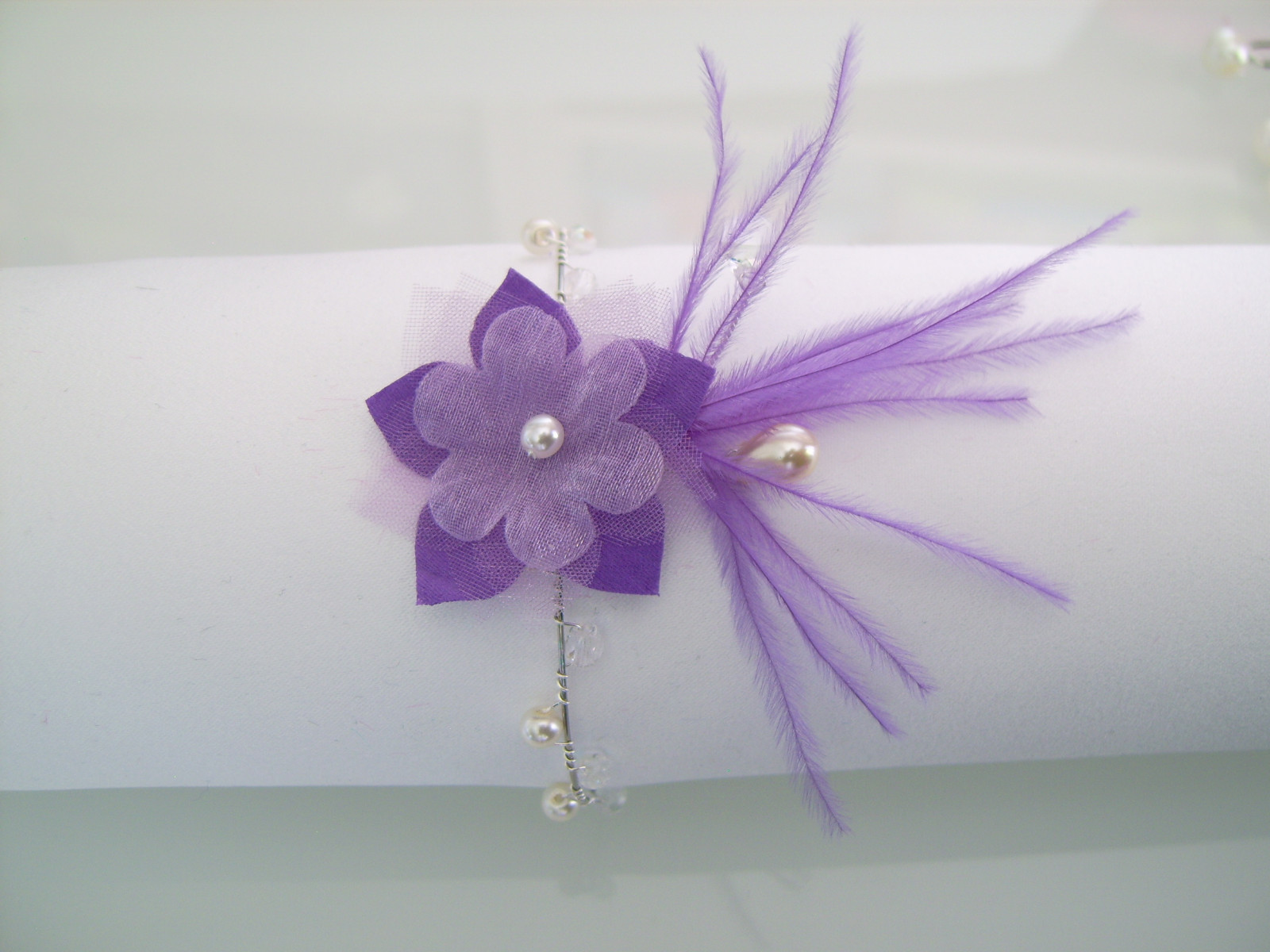 Bracelet mariage cristal et ivoire orné d'une fleur mauve pour une robe de soirée luxueuse