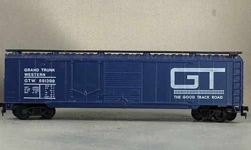 Model Power - Grand Trunk Western - 50' Combo Door Box Car+ Wgt # 591399 - Picture 3 of 6