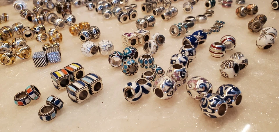 ENORME LOTE Cuentas Brighton VENDIDAS POR CADA Tapones Tono Plata Héroes Metálicos Raro Foto 2 de 4