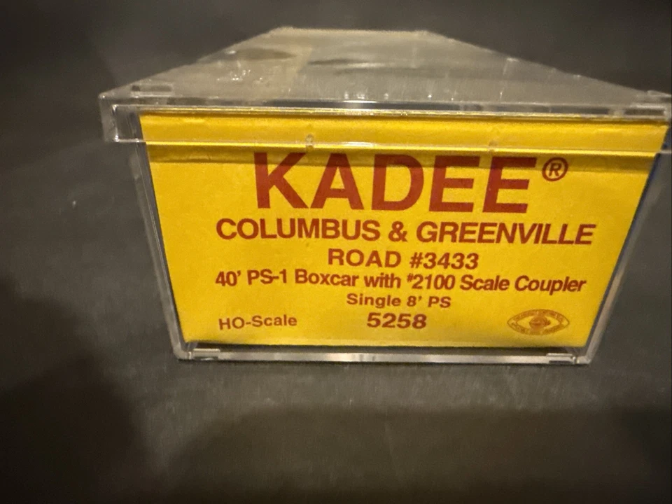 Kadee 5258 Columbus & Greenville Road #3433 40' PS-1 Boxcar W/ 2100 Scale Couple - Image 4 of 4