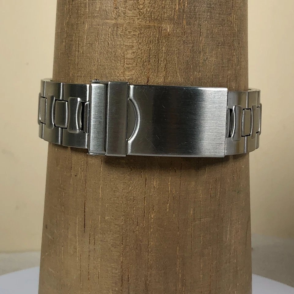 Reloj analógico de cuarzo tono plateado con logotipo de cara de tiburón estilo libre para hombre de 39 mm 8 1/4" Foto 4 de 4