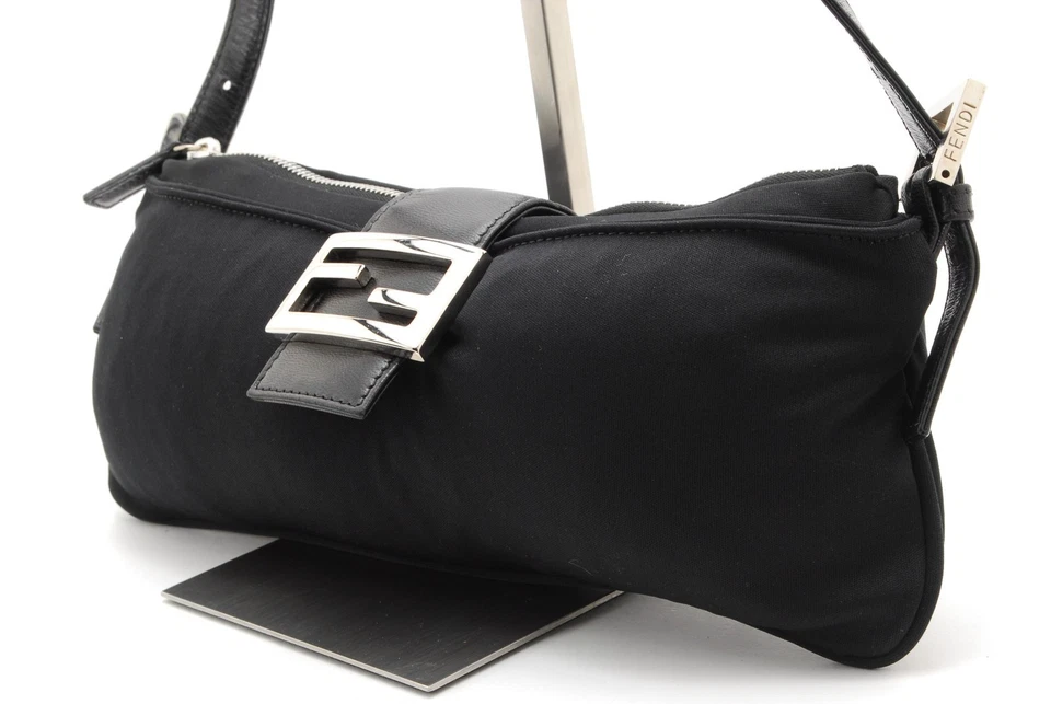 Bolso de Hombro Fendi Mamma Baguette Negro Nylon Foto 4 de 4