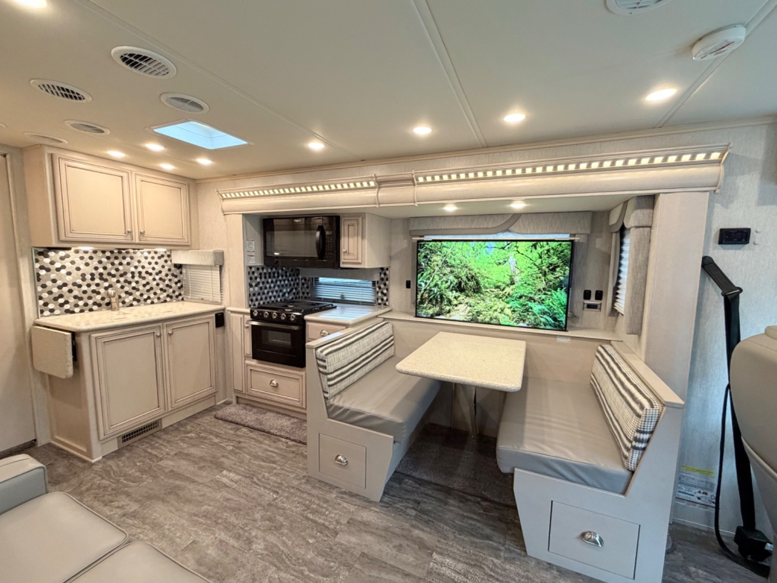 2021 Newmar Bay Star Sport 2813 – Class A Gas Motorhome (29 ft)