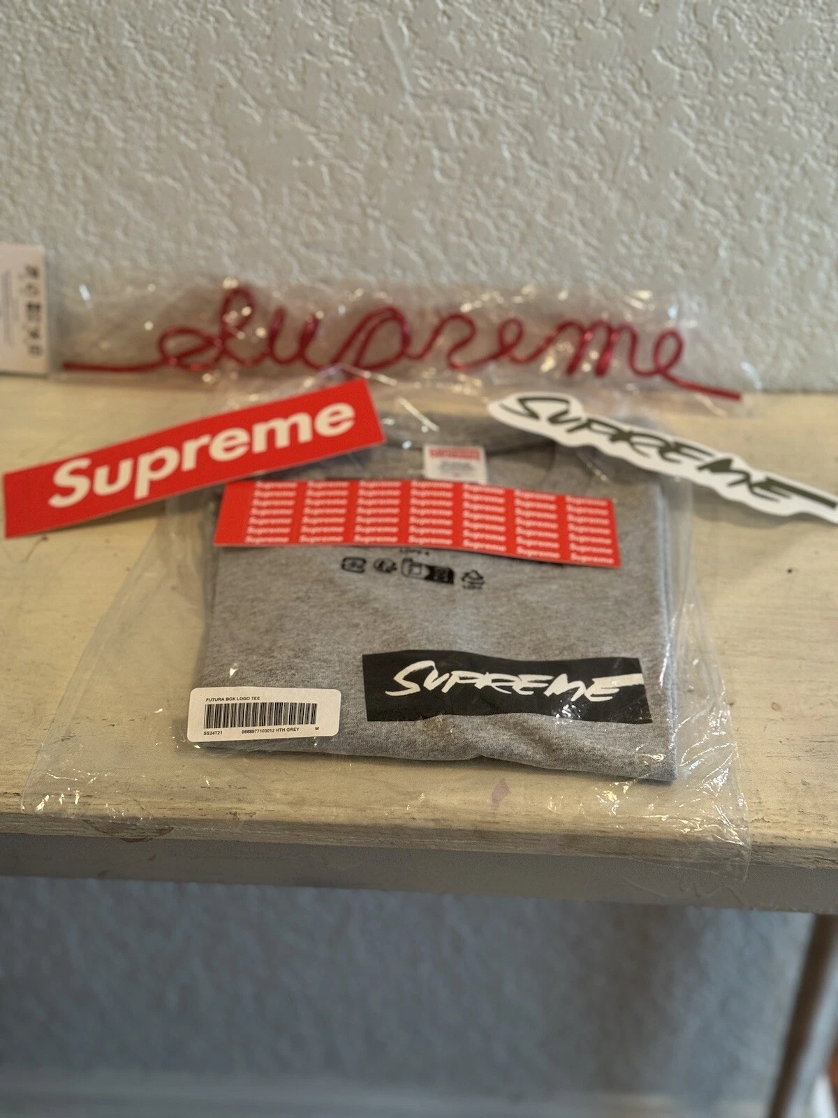 T shirt bruyère gris bruyère boîte Supreme Futura taille moyenne SS 2024 EXPÉDIÉ MAINTENANT