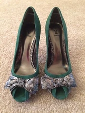 Bakers Sexy Green Suede Open-toe Bow Stiletto Heel Size 8.5