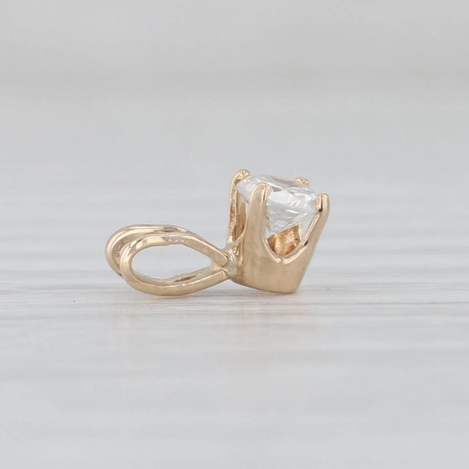 Colgante solitario redondo de diamantes de 0,25 quilates de oro amarillo de 14 k gota pequeña Foto 3 de 4