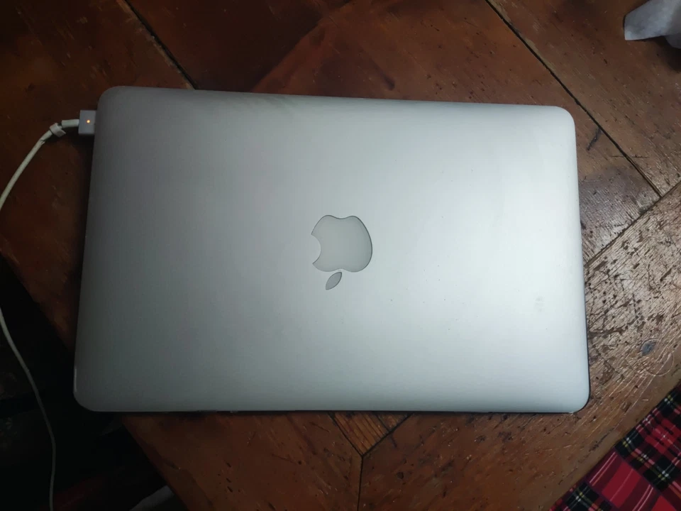 Apple MacBook Air 11" 2015 · i5 · 4GB · 128GB, foto 2 di 3