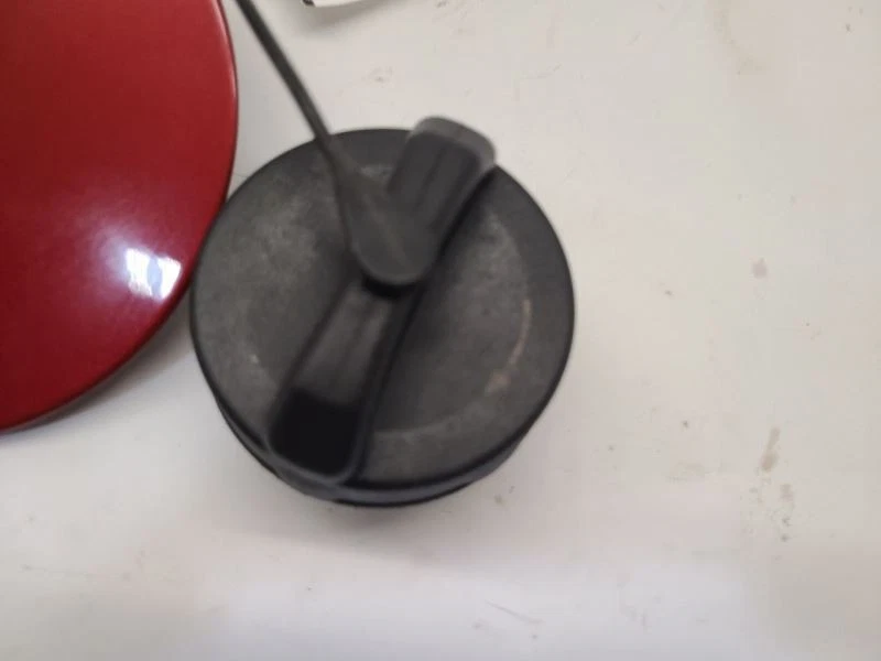 Jeep Compass 2007-2017 puerta de llenado de combustible roja Foto 4 de 4