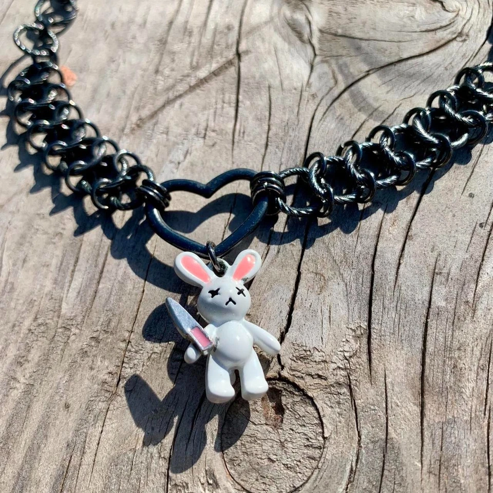 Collar cuchillo conejito blanco en cadena corazón negro Foto 2 de 4