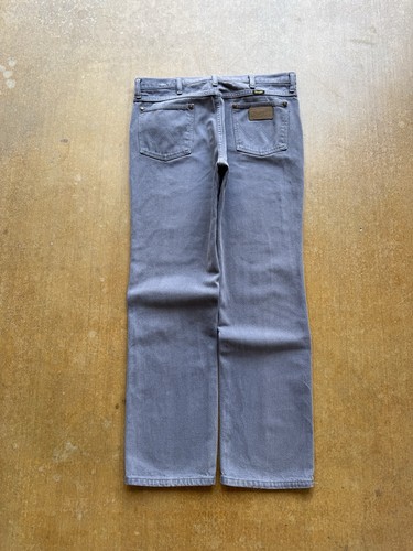 Light gray VTG 90s Wrangler straight leg pants with back pocket and brown leather patch on waistband, 34Wx32L.