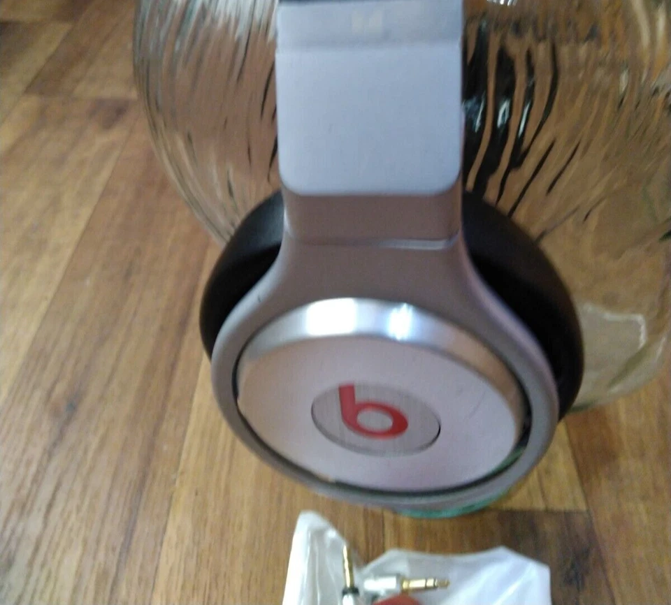 DISCONTINUED / Beats Pro Headphones by Dr. Dre Over the Ear DJ/STUDIO AUDIO CORD - Image 4 of 4