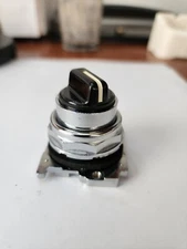 EATON C&H SELECTOR SWITCH T1371 2 POS. SPR RET VERT MTG- NEMA 4-13  (RC 2-3)