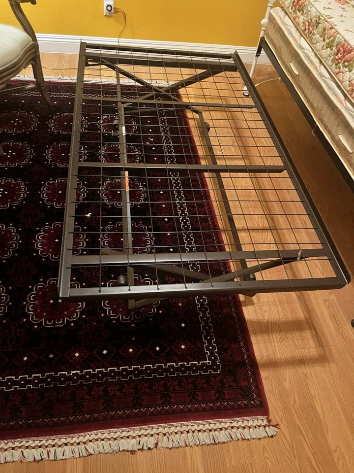 Cama de día blanca doble de metal con nido y dos colchones. Foto 3 de 4