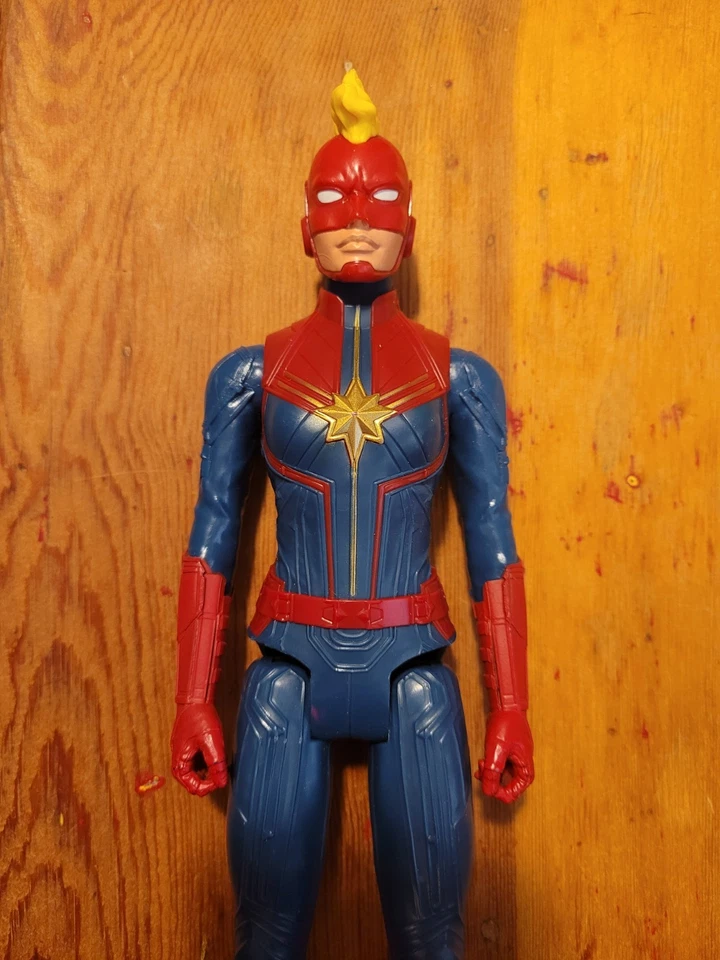 Figura de acción Capitana Marvel 12 pulgadas Mohawk Avengers Titan Hero Blast Gear 2018 Foto 2 de 4